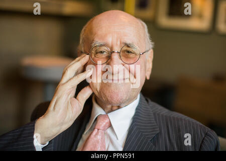 26. September 2018, Nordrhein-Westfalen, Köln: Ehemaliger moderator Alfred Biolek während ein dpa-Interview auf Bio's Bar in Deutz Stadtpalais. Foto: Rolf Vennenbernd/dpa Stockfoto