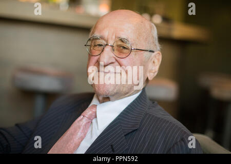 26. September 2018, Nordrhein-Westfalen, Köln: Ehemaliger moderator Alfred Biolek während ein dpa-Interview auf Bio's Bar in Deutz Stadtpalais. Foto: Rolf Vennenbernd/dpa Stockfoto