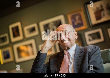 26. September 2018, Nordrhein-Westfalen, Köln: Ehemaliger moderator Alfred Biolek während ein dpa-Interview auf Bio's Bar in Deutz Stadtpalais. Foto: Rolf Vennenbernd/dpa Stockfoto