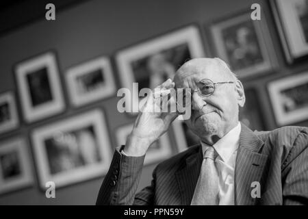 26. September 2018, Nordrhein-Westfalen, Köln: Ehemaliger moderator Alfred Biolek während ein dpa-Interview auf Bio's Bar in Deutz Stadtpalais. Foto: Rolf Vennenbernd/dpa Stockfoto