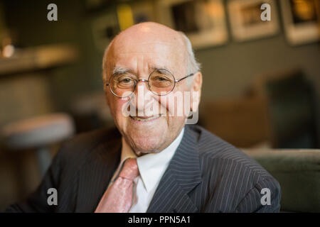 26. September 2018, Nordrhein-Westfalen, Köln: Ehemaliger moderator Alfred Biolek während ein dpa-Interview auf Bio's Bar in Deutz Stadtpalais. Foto: Rolf Vennenbernd/dpa Stockfoto
