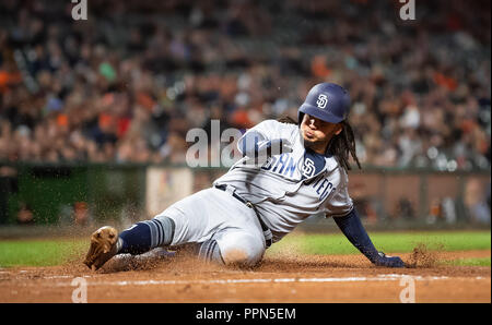 San Francisco, Kalifornien, USA. 26 Sep, 2018. San Diego Padres shortstop Freddy Galvis (13) Kerben auf einem Opfer fliegen, während ein MLB-Spiel zwischen den San Diego Padres und die San Francisco Giants bei AT&T Park in San Francisco, Kalifornien. Valerie Shoaps/CSM/Alamy leben Nachrichten Stockfoto