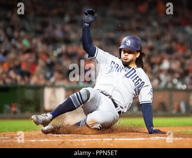San Francisco, Kalifornien, USA. 26 Sep, 2018. San Diego Padres shortstop Freddy Galvis (13) Kerben auf einem Opfer fliegen, während ein MLB-Spiel zwischen den San Diego Padres und die San Francisco Giants bei AT&T Park in San Francisco, Kalifornien. Valerie Shoaps/CSM/Alamy leben Nachrichten Stockfoto