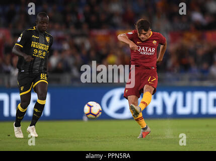 Rom, Italien. 26 Sep, 2018. Als Roma's Cengiz Unter (R) schießt und Kerben während einer Serie ein Fußballspiel zwischen AS Roma und Frosinone in Rom, Italien, Sept. 26, 2018. Wie Rom gewann 4-0. Credit: Alberto Lingria/Xinhua/Alamy leben Nachrichten Stockfoto