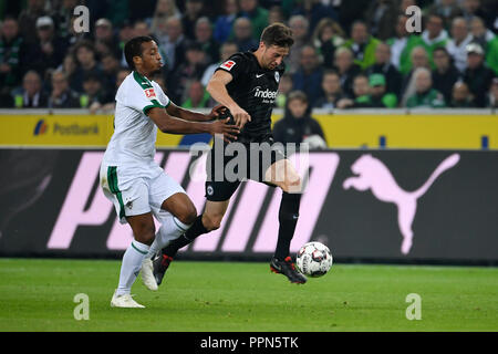 Dortmund, Deutschland. 26 Sep, 2018. David Abraham (R) von Eintracht Frankfurt und Borussia Mönchengladbach Alassane Einrede der Kampf um den Ball während dem Bundesligaspiel zwischen Borussia Mönchengladbach und Eintracht Frankfurt im Borussia-Park in Mönchengladbach, Deutschland, Sept. 26, 2018. Mönchengladbach gewann 3-1. Credit: Ulrich Hufnagel/Xinhua/Alamy leben Nachrichten Stockfoto