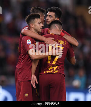 Rom, Italien. 26 Sep, 2018. Als Roma's Spieler feiern nach zählen während einer Serie ein Fußballspiel zwischen AS Roma und Frosinone in Rom, Italien, Sept. 26, 2018. Wie Rom gewann 4-0. Credit: Alberto Lingria/Xinhua/Alamy leben Nachrichten Stockfoto