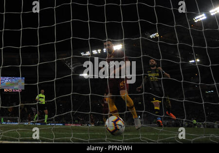 Rom, Italien. 26 Sep, 2018. Als Roma's Stephan El Sharaawy Kerben während einer Serie ein Fußballspiel zwischen AS Roma und Frosinone in Rom, Italien, Sept. 26, 2018. Wie Rom gewann 4-0. Credit: Alberto Lingria/Xinhua/Alamy leben Nachrichten Stockfoto