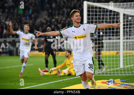 Dortmund, Deutschland. 26 Sep, 2018. Nico Elvedi von Borussia Mönchengladbach feiert nach zählen während dem Bundesligaspiel zwischen Borussia Mönchengladbach und Eintracht Frankfurt im Borussia-Park in Mönchengladbach, Deutschland, Sept. 26, 2018. Mönchengladbach gewann 3-1. Credit: Ulrich Hufnagel/Xinhua/Alamy leben Nachrichten Stockfoto