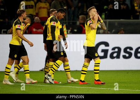 Dortmund, Deutschland. 26 Sep, 2018. Marco Reus (R) von Borussia Dortmund feiert nach zählen während dem Bundesligaspiel zwischen Borussia Dortmund und dem 1. FC Nürnberg am Signal Iduna Park, Dortmund, Deutschland, Sept. 26, 2018. Borussia Dortmund gewann 7-0. Quelle: Joachim Bywaletz/Xinhua/Alamy leben Nachrichten Stockfoto