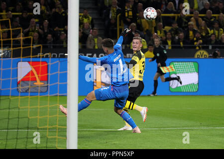 Dortmund, Deutschland. 26 Sep, 2018. Jakob Bruun Larsen von Borussia Dortmund schießt und Kerben während dem Bundesligaspiel zwischen Borussia Dortmund und dem 1. FC Nürnberg am Signal Iduna Park, Dortmund, Deutschland, Sept. 26, 2018. Borussia Dortmund gewann 7-0. Quelle: Joachim Bywaletz/Xinhua/Alamy leben Nachrichten Stockfoto