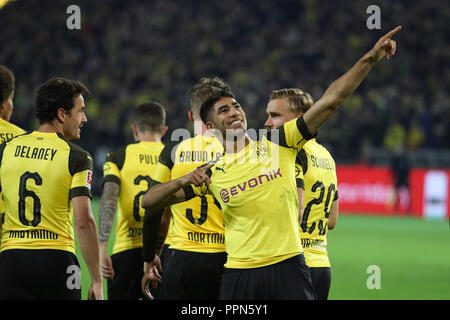 Dortmund, Deutschland. 26 Sep, 2018. Achraf Hakimi (vorne) von Borussia Dortmund feiert nach zählen während dem Bundesligaspiel zwischen Borussia Dortmund und dem 1. FC Nürnberg am Signal Iduna Park, Dortmund, Deutschland, Sept. 26, 2018. Borussia Dortmund gewann 7-0. Quelle: Joachim Bywaletz/Xinhua/Alamy leben Nachrichten Stockfoto