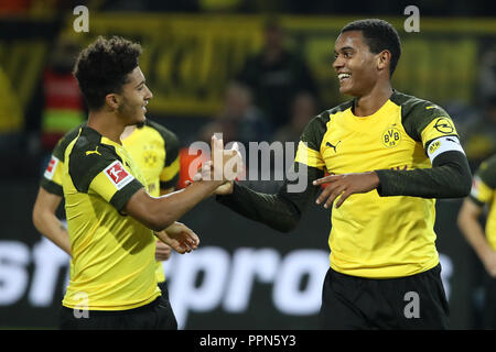 Dortmund, Deutschland. 26 Sep, 2018. Manuel Akanji von Borussia Dortmund feiert nach zählen während dem Bundesligaspiel zwischen Borussia Dortmund und dem 1. FC Nürnberg am Signal Iduna Park, Dortmund, Deutschland, Sept. 26, 2018. Borussia Dortmund gewann 7-0. Quelle: Joachim Bywaletz/Xinhua/Alamy leben Nachrichten Stockfoto