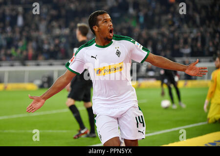 Dortmund, Deutschland. 26 Sep, 2018. Alassane Plädoyer von Borussia Mönchengladbach feiert nach zählen während dem Bundesligaspiel zwischen Borussia Mönchengladbach und Eintracht Frankfurt im Borussia-Park in Mönchengladbach, Deutschland, Sept. 26, 2018. Mönchengladbach gewann 3-1. Credit: Ulrich Hufnagel/Xinhua/Alamy leben Nachrichten Stockfoto