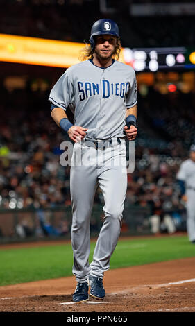 San Francisco, Kalifornien, USA. 26 Sep, 2018. San Diego Padres Mittelfeldspieler Travis Jankowski (16) Kerben auf einem Hindernis, während ein MLB-Spiel zwischen den San Diego Padres und die San Francisco Giants bei AT&T Park in San Francisco, Kalifornien. Valerie Shoaps/CSM/Alamy leben Nachrichten Stockfoto
