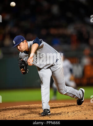 San Francisco, Kalifornien, USA. 26 Sep, 2018. San Diego Padres relief Pitcher Brad Wieck (57) liefert ein Pitch im vierten Inning, während ein MLB-Spiel zwischen den San Diego Padres und die San Francisco Giants bei AT&T Park in San Francisco, Kalifornien. Valerie Shoaps/CSM/Alamy leben Nachrichten Stockfoto