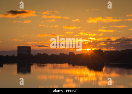 Birmingham, Großbritannien. 27 September, 2018. UK Wetter: Die Sonne über Bartley Reservoir, South Birmingham. Der Behälter ist ein wichtiger Lieferant von Wasser für die Stadt. Peter Lopeman/Alamy leben Nachrichten Stockfoto