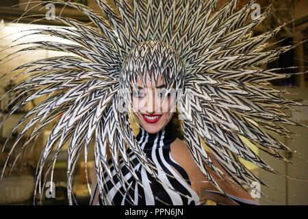 Berlin, Deutschland. 26. Sep 2018. 26. September 2018, Berlin: Tänzerin Hannah, bevor die Proben des Lebendigen Grand Show in der Friedrichstadt-palastes. Die Weltpremiere der neuen Vivid Grand Show im Friedrichstadt-palastes ist am 11. Oktober. Foto: Jörg Carstensen/dpa Quelle: dpa Picture alliance/Alamy leben Nachrichten Stockfoto