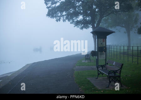 Merthyr Tydfil, South Wales, UK. 27. September 2018. UK Wetter: Ein cooler Start in den Morgen, wie dichter Nebel das Decken der Region. Credit: Andrew Bartlett/Alamy Leben Nachrichten. Stockfoto