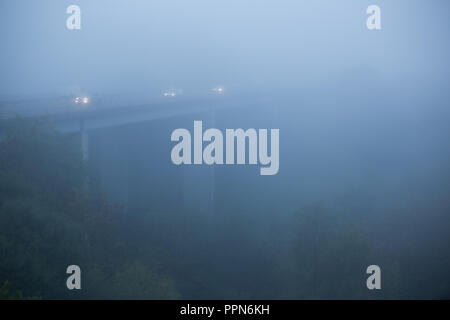 Merthyr Tydfil, South Wales, UK. 27. September 2018. UK Wetter: Ein cooler Start in den Morgen, wie dichter Nebel das Decken der Region. Credit: Andrew Bartlett/Alamy Leben Nachrichten. Stockfoto