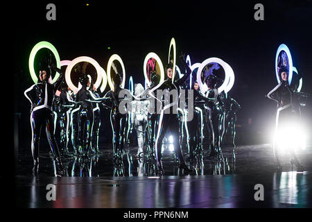 Berlin, Deutschland. 26. Sep 2018. 26. September 2018, Berlin: Künstler sind auf der Bühne die Proben des Lebendigen Grand Show in der Friedrichstadt-palastes. Die Weltpremiere der neuen Vivid Grand Show im Friedrichstadt-palastes ist am 11. Oktober. Foto: Jörg Carstensen/dpa Quelle: dpa Picture alliance/Alamy leben Nachrichten Stockfoto