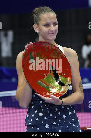 Karolina Pliskova (CZE), 23. SEPTEMBER 2018 - Tennis: Karolina Pliskova der Tschechischen Republik wirft mit der Trophäe, nachdem er den Toray Pan Pacific Open Tennisturnier Singles Finale bei Arena Tachikawa Tachihi in Tokio, Japan. (Foto von Lba) Stockfoto