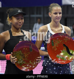 (L - R) Naomi in Osaka (JPN), Karolina Pliskova (CZE), 23. SEPTEMBER 2018 - Tennis: Sieger Karolina Pliskova Tschechien und Runner-up Naomi Osaka in Japan stellen mit ihren Trophäen nach den Toray Pan Pacific Open Tennisturnier Singles Finale bei Arena Tachikawa Tachihi in Tokio, Japan. (Foto von Lba) Stockfoto