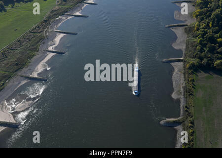 26. September 2018, Nordrhein-Westfalen, Köln: ein Foto aus der Luft durch ein Zeppelin NT zeigt den Rhein mit einem Frachtschiff in der Nähe von Dormagen. Foto: Henning Kaiser/dpa Stockfoto