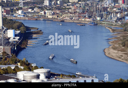 26. September 2018, Nordrhein-Westfalen, Köln: ein Foto aus der Luft durch ein Zeppelin NT zeigt den Rhein zwischen dem Fordwerk in Köln (l) und den Chempark in Leverkusen (r). Foto: Henning Kaiser/dpa Stockfoto