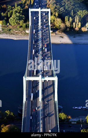 26. September 2018, Nordrhein-Westfalen, Köln: ein Foto aus der Luft durch ein Zeppelin NT zeigt den Rodenkirchen Brücke der A4 über den Rhein. Foto: Henning Kaiser/dpa Stockfoto