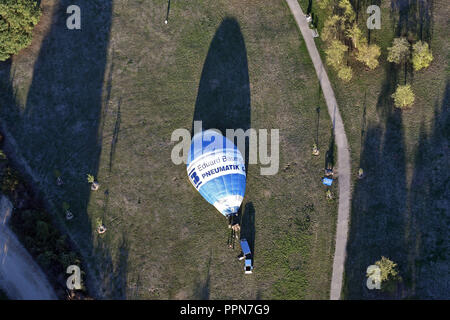 26. September 2018, Nordrhein-Westfalen, Köln: ein Foto aus der Luft durch ein Zeppelin NT zeigt den Umschlag eines Heißluftballons liegen auf einer Wiese. Foto: Henning Kaiser/dpa Stockfoto