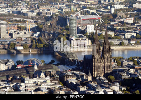 26. September 2018, Nordrhein-Westfalen, Köln: ein Foto aus der Luft durch ein Zeppelin NT zeigt den Kölner Dom (vorne), dahinter der Hauptbahnhof, der Rhein und die Hohenzollernbrücke. Foto: Henning Kaiser/dpa Stockfoto