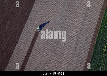 26. September 2018, Nordrhein-Westfalen, Köln: ein Foto aus der Luft durch ein Zeppelin NT genommen wird, zeigt ein Traktor auf einem Feld in der Nähe von Köln. Foto: Henning Kaiser/dpa Stockfoto