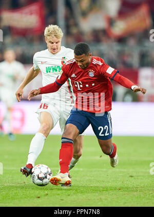 München, Deutschland. 25. Sep 2018. FC Bayern Fußball, München, 25. September 2018 Serge GNABRY, FCB 22 konkurrieren um die Kugel, Bekämpfung, Duell, Schneidwerk gegen Martin HINTEREGGER, FCA 36 FC BAYERN MÜNCHEN - FC Augsburg 1-1 - DFL-Bestimmungen verbieten die Verwendung von Fotografien als BILDSEQUENZEN und/oder quasi-VIDEO - 1. Deutsche Fussball Liga, München, 25. September 2018, Saison 2018/2019, Spieltag 5 © Peter Schatz/Alamy leben Nachrichten Stockfoto