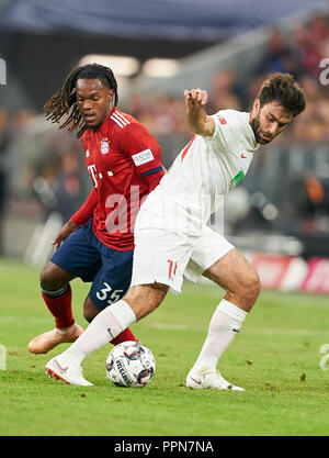 München, Deutschland. 25. Sep 2018. FC Bayern Fußball, München, 25. September 2018 Renato SANCHES, FCB 35 konkurrieren um die Kugel, Bekämpfung, Duell, Schneidwerk gegen Jan MORAVEK, FCA 14 FC BAYERN MÜNCHEN - FC Augsburg 1-1 - DFL-Bestimmungen verbieten die Verwendung von Fotografien als BILDSEQUENZEN und/oder quasi-VIDEO - 1. Deutsche Fussball Liga, München, 25. September 2018, Saison 2018/2019, Spieltag 5 © Peter Schatz/Alamy leben Nachrichten Stockfoto