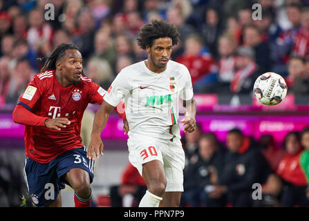 München, Deutschland. 25. Sep 2018. FC Bayern Fußball, München, 25. September 2018 CAIUBY, FCA 30 konkurrieren um die Kugel, Bekämpfung, Duell, Schneidwerk gegen Renato SANCHES, FCB 35 FC BAYERN MÜNCHEN - FC Augsburg 1-1 - DFL-Bestimmungen verbieten die Verwendung von Fotografien als BILDSEQUENZEN und/oder quasi-VIDEO - 1. Deutsche Fussball Liga, München, 25. September 2018, Saison 2018/2019, Spieltag 5 © Peter Schatz/Alamy leben Nachrichten Stockfoto