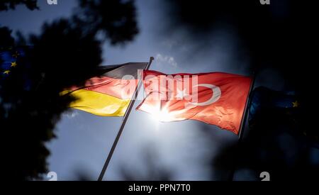 27. September 2018, Berlin: Die türkische und deutsche Fahnen schwenkten im Wind auf dem militärischen Teil des Flughafens Tegel vor der Ankunft des türkischen Präsidenten Erdogan. Erdogan kommt nach Deutschland zu einem dreitägigen Staatsbesuch. Foto: Kay Nietfeld/dpa Stockfoto