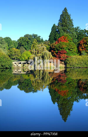 Sheffield Park, East Sussex. 27. September 2018. UK Wetter: Sonnenschein und hellen Anfang Herbst Farbe in Sheffield Park Gardens, East Sussex. © Peter Cripps/Alamy leben Nachrichten Stockfoto