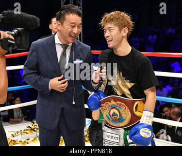 Nagoya, Aichi, Japan. 24 Sep, 2018. Kosei Tanaka (JPN) Boxen: Kosei Tanaka aus Japan ist auf dem Ring nach dem Gewinn der WBO Fliegengewicht Titelzeitraum bei Takeda Teva Ozean Arena in Nagoya, Aichi, Japan interviewt. Credit: Hiroaki Yamaguchi/LBA/Alamy leben Nachrichten Stockfoto