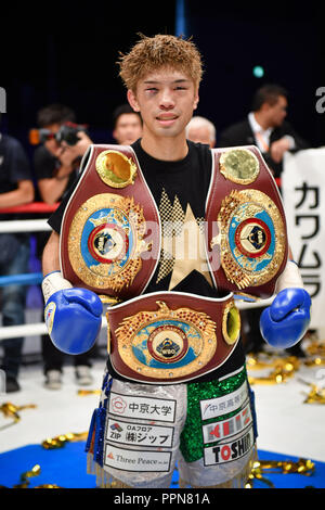 Nagoya, Aichi, Japan. 24 Sep, 2018. Kosei Tanaka (JPN) Boxen: Kosei Tanaka aus Japan stellt mit seinem Meister Riemen nach dem Gewinn der WBO Fliegengewicht Titelzeitraum bei Takeda Teva Ozean Arena in Nagoya, Aichi, Japan. Credit: Hiroaki Yamaguchi/LBA/Alamy leben Nachrichten Stockfoto