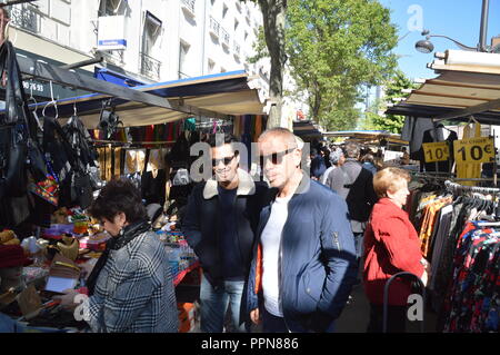 Paris, Frankreich. 27. Sep 2018. Französische Schauspieler Frederic Chau und Prairie SADOUN beschmutzt in Paris auf einem Marktplatz auf Avenue d Italie, Quartier TOLBIAC (der kleine Asien oder Chinatown von Paris). Frankreich. 27. September 2018. ALPHACIT NEWIM/Alamy Live News Credit: Alphacit NEWIM/Alamy leben Nachrichten Stockfoto