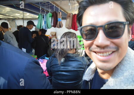 Paris, Frankreich. 27. Sep 2018. Französische Schauspieler Frederic Chau und Prairie SADOUN beschmutzt in Paris auf einem Marktplatz auf Avenue d Italie, Quartier TOLBIAC (der kleine Asien oder Chinatown von Paris). Frankreich. 27. September 2018. ALPHACIT NEWIM/Alamy Live News Credit: Alphacit NEWIM/Alamy leben Nachrichten Stockfoto