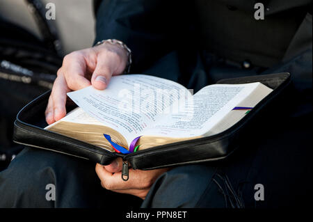 Keine Frankreich - Schweiz: September 26, 2018: ein Priester liest das brevier während der Generalaudienz auf dem Petersplatz im Vatikan. 26 settembre 2018: Un sacerdote Legge il breviario Durante l'udienza generale del mercoledÃ¬ in Piazza San Pietro in Vaticano. Stockfoto