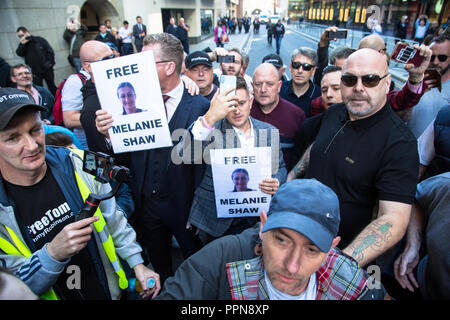 London, Großbritannien. 27 Sep, 2018. Tommy Robinson kommt an der Old Bailey für ein Wiederaufnahmeverfahren wegen Verachtung Credit: Thabo Jaiyesimi/Alamy leben Nachrichten Stockfoto