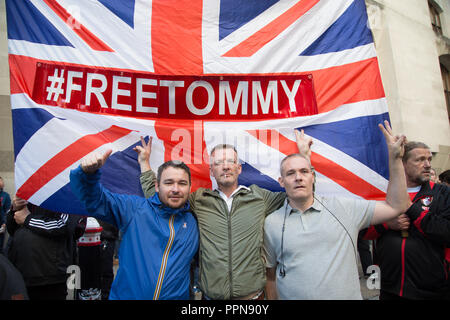 London, Großbritannien. 27 Sep, 2018. Tommy Robinson Anhänger jubeln der rechtsextreme Aktivist außerhalb des Gerichtes. Credit: Thabo Jaiyesimi/Alamy leben Nachrichten Stockfoto