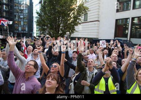 London, Großbritannien. 27 Sep, 2018. Tommy Robinson Anhänger jubeln der rechtsextreme Aktivist außerhalb des Gerichtes. Credit: Thabo Jaiyesimi/Alamy leben Nachrichten Stockfoto