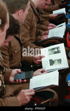 Windsor, Großbritannien. 27 September, 2018. Das 1.BATAILLON Coldstream Guards beobachten, Bilder von Lance Corporal Jackson und Kapitän Cyril Frisby in der Reihenfolge, in der Service, da Sie mit einem regimental Trommelfell Service bei Victoria Kaserne Aktionen durch die beiden Offiziere am 27. September 1918 in der Schlacht von Canal du Nord in Frankreich, der in Ihnen sowohl das Victoria Cross ausgezeichnet zu gedenken. Credit: Mark Kerrison/Alamy leben Nachrichten Stockfoto