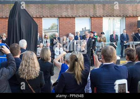 Bewdley, Großbritannien. 27 September, 2018. Der Herzog von Gloucester stellt die Statue zu Ehren Bewdley's berühmtesten Sohn dreimal britische Premierminister Stanley Baldwin. Anwesend waren lokale Würdenträger einschließlich Regierung Darstellung von Tom Watson & Mark Garnier und der Urenkelin von Herrn Baldwin. Quelle: Lee Hudson/Alamy leben Nachrichten Stockfoto