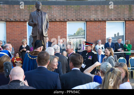 Bewdley, Großbritannien. 27 September, 2018. Der Herzog von Gloucester stellt die Statue zu Ehren Bewdley's berühmtesten Sohn dreimal britische Premierminister Stanley Baldwin. Anwesend waren lokale Würdenträger einschließlich Regierung Darstellung von Tom Watson & Mark Garnier und der Urenkelin von Herrn Baldwin. Quelle: Lee Hudson/Alamy leben Nachrichten Stockfoto