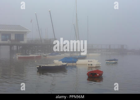 Sandbänke, Poole, Dorset, Großbritannien. 27 September, 2018. UK Wetter einem nebligen Morgen an Sandbänken Poole Dorset. Credit: Suzanne McGowan/Alamy leben Nachrichten Stockfoto