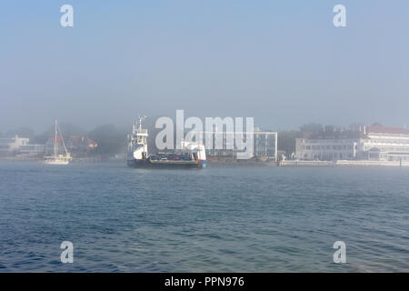 Sandbänke, Poole, Dorset, Großbritannien. 27 September, 2018. UK Wetter einem nebligen Morgen an Sandbänken Poole Dorset. Credit: Suzanne McGowan/Alamy leben Nachrichten Stockfoto